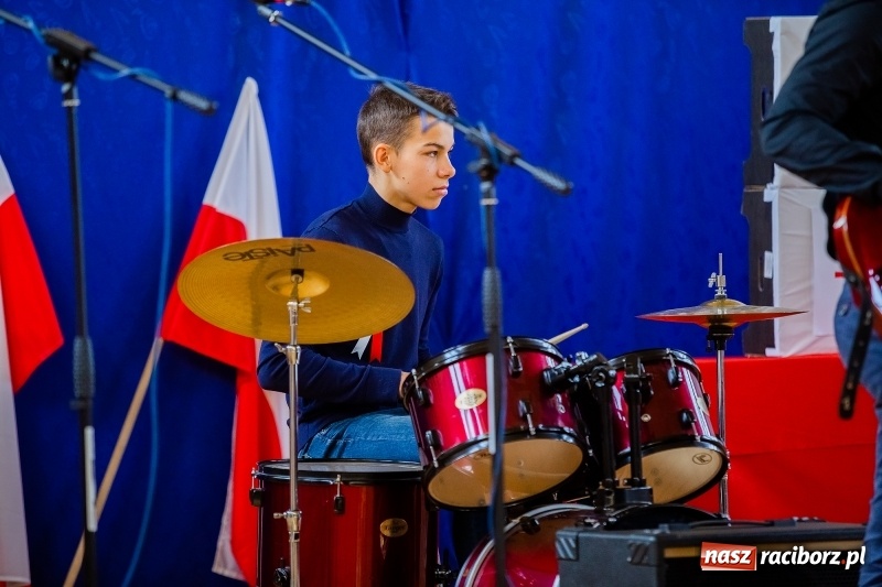 Zdjęcie w galerii na portalu naszraciborz.pl: Uczniowie II LO uczcili Święto Niepodległości wiadomości z regionu