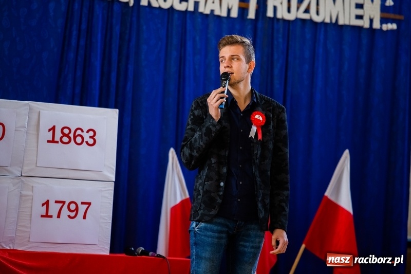 Zdjęcie w galerii na portalu naszraciborz.pl: Uczniowie II LO uczcili Święto Niepodległości wiadomości z regionu