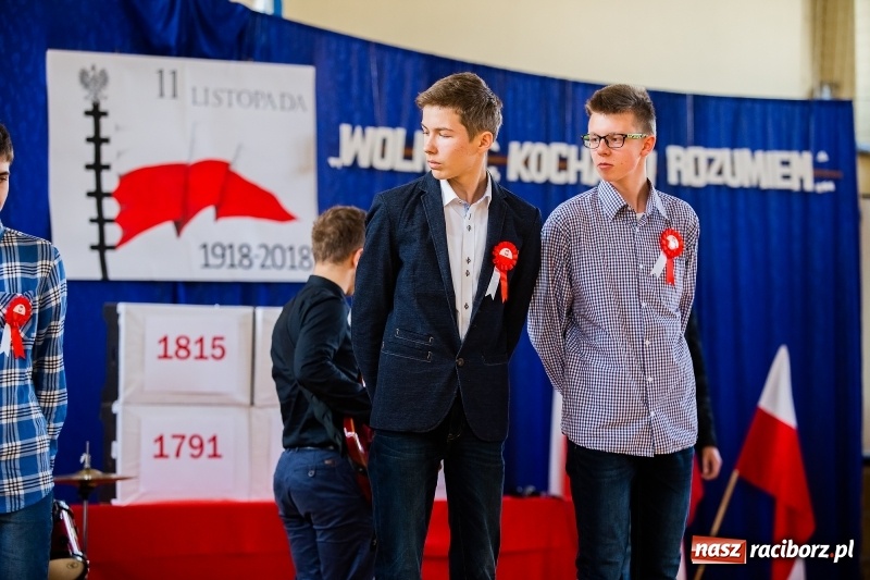 Zdjęcie w galerii na portalu naszraciborz.pl: Uczniowie II LO uczcili Święto Niepodległości wiadomości z regionu