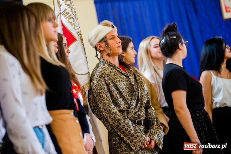 Zdjęcie w galerii na portalu naszraciborz.pl: Uczniowie II LO uczcili Święto Niepodległości wiadomości z regionu