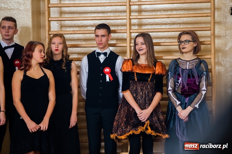 Zdjęcie w galerii na portalu naszraciborz.pl: Uczniowie II LO uczcili Święto Niepodległości wiadomości z regionu