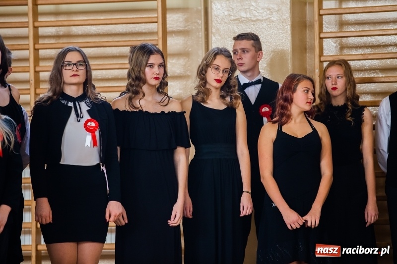 Zdjęcie w galerii na portalu naszraciborz.pl: Uczniowie II LO uczcili Święto Niepodległości wiadomości z regionu
