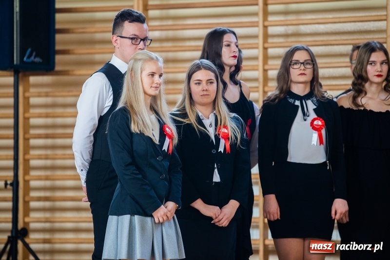 Zdjęcie w galerii na portalu naszraciborz.pl: Uczniowie II LO uczcili Święto Niepodległości wiadomości z regionu
