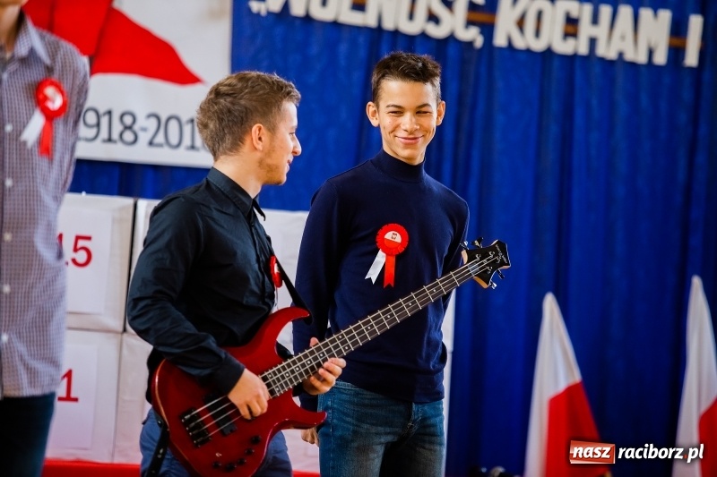 Zdjęcie w galerii na portalu naszraciborz.pl: Uczniowie II LO uczcili Święto Niepodległości wiadomości z regionu