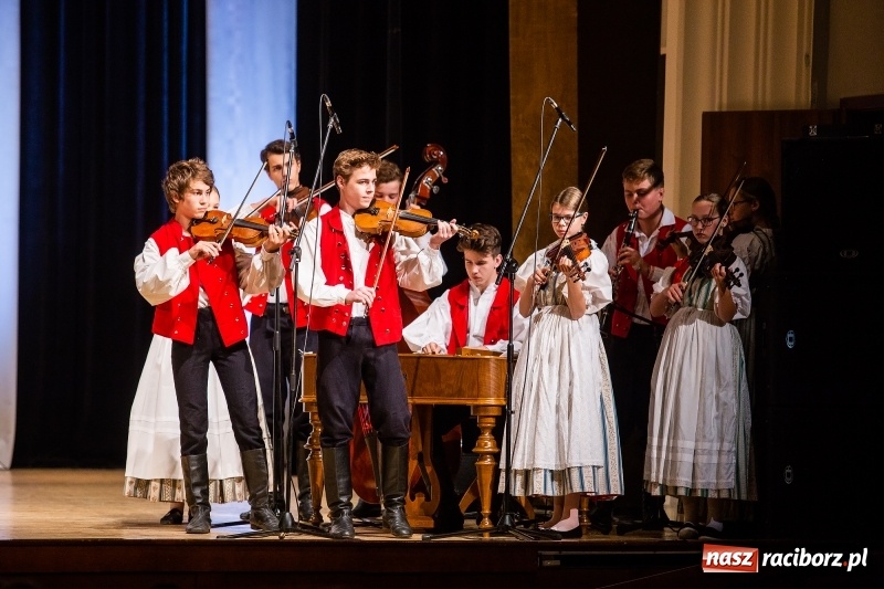 Zdjęcie w galerii na portalu naszraciborz.pl: Koncert Pod Strzechą Niepodległości w RCK wiadomości z regionu