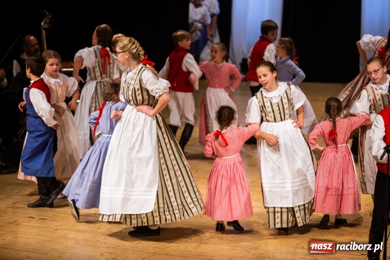 Zdjęcie w galerii na portalu naszraciborz.pl: Koncert Pod Strzechą Niepodległości w RCK wiadomości z regionu