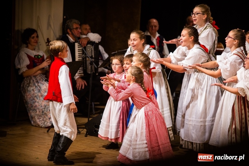 Zdjęcie w galerii na portalu naszraciborz.pl: Koncert Pod Strzechą Niepodległości w RCK wiadomości z regionu