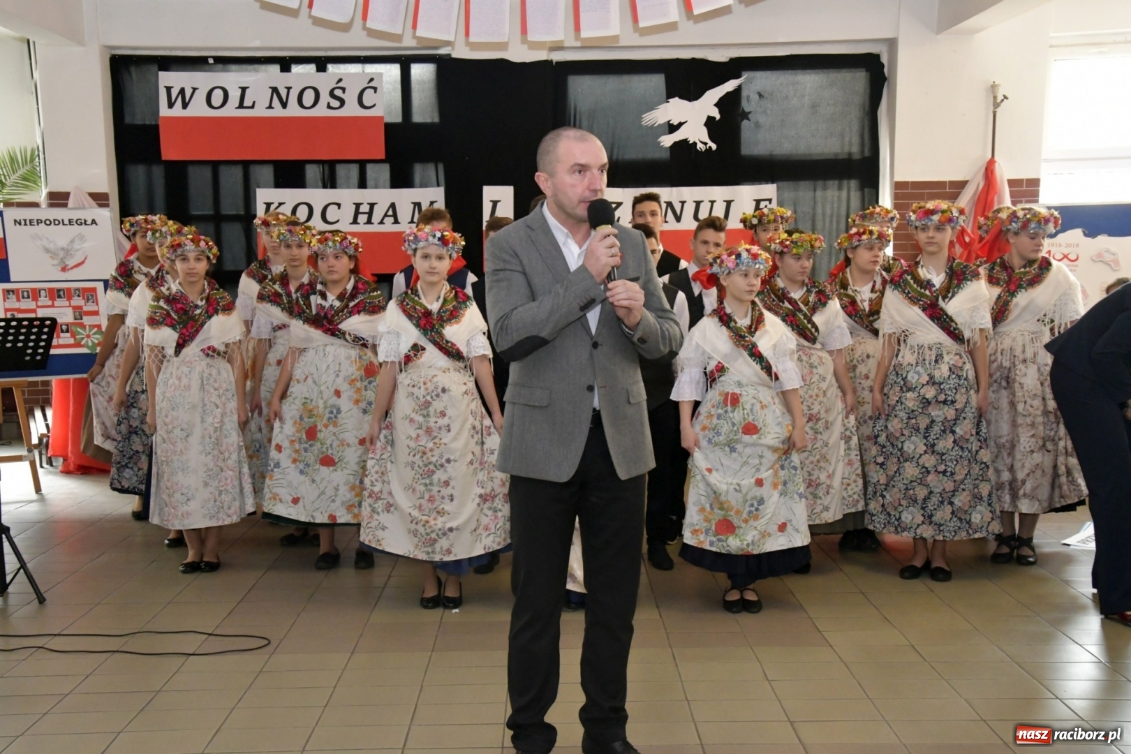 Zdjęcie w galerii na portalu naszraciborz.pl: Wolność kocham i rozumiem. O przystankach do niepodległości w Szkole Podstawowej nr 18 w Raciborzu wiadomości z regionu