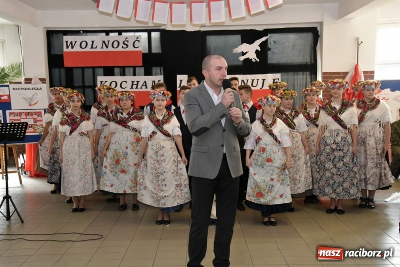 Zdjęcie w galerii na portalu naszraciborz.pl: Wolność kocham i rozumiem. O przystankach do niepodległości w Szkole Podstawowej nr 18 w Raciborzu wiadomości z regionu