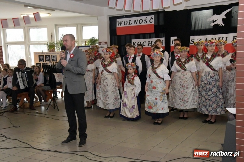 Zdjęcie w galerii na portalu naszraciborz.pl: Wolność kocham i rozumiem. O przystankach do niepodległości w Szkole Podstawowej nr 18 w Raciborzu wiadomości z regionu