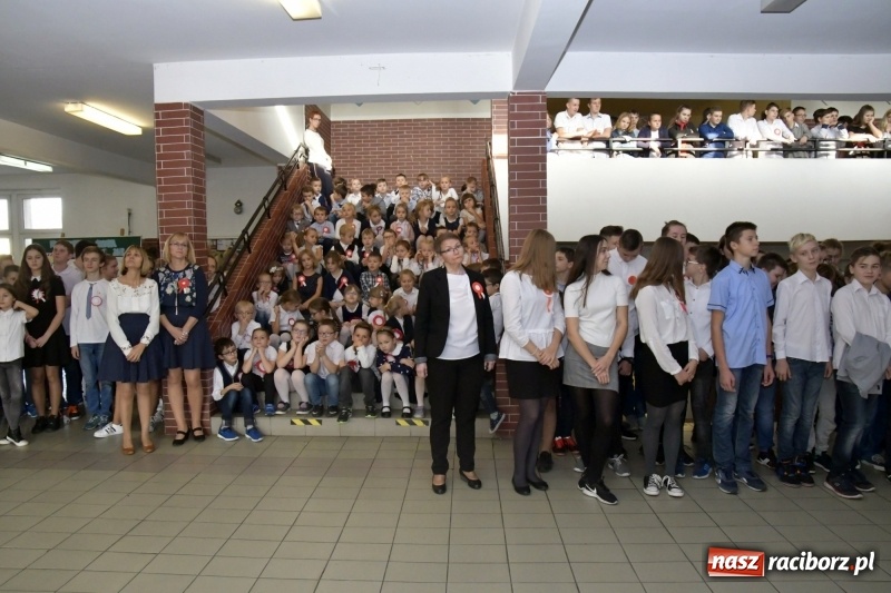 Zdjęcie w galerii na portalu naszraciborz.pl: Wolność kocham i rozumiem. O przystankach do niepodległości w Szkole Podstawowej nr 18 w Raciborzu wiadomości z regionu
