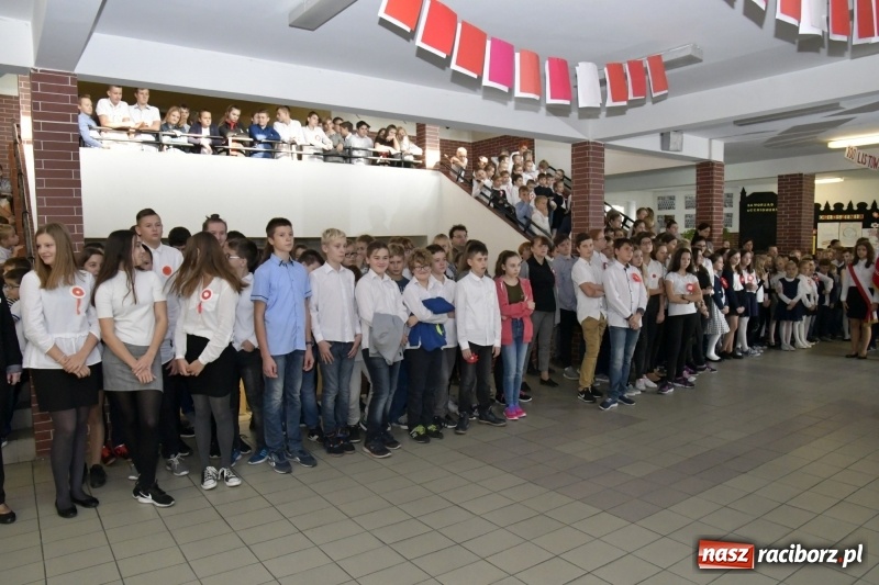 Zdjęcie w galerii na portalu naszraciborz.pl: Wolność kocham i rozumiem. O przystankach do niepodległości w Szkole Podstawowej nr 18 w Raciborzu wiadomości z regionu
