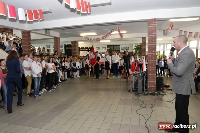 Zdjęcie w galerii na portalu naszraciborz.pl: Wolność kocham i rozumiem. O przystankach do niepodległości w Szkole Podstawowej nr 18 w Raciborzu wiadomości z regionu
