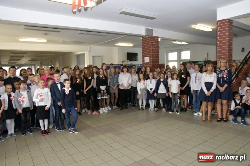 Zdjęcie w galerii na portalu naszraciborz.pl: Wolność kocham i rozumiem. O przystankach do niepodległości w Szkole Podstawowej nr 18 w Raciborzu wiadomości z regionu
