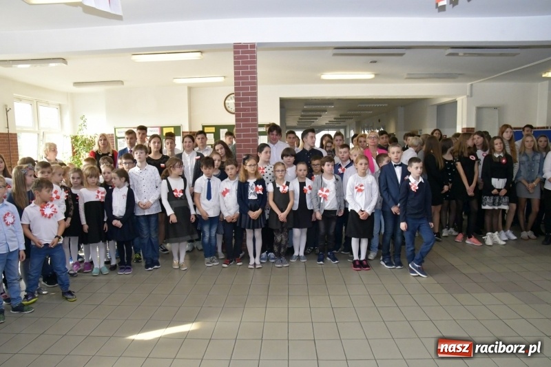 Zdjęcie w galerii na portalu naszraciborz.pl: Wolność kocham i rozumiem. O przystankach do niepodległości w Szkole Podstawowej nr 18 w Raciborzu wiadomości z regionu