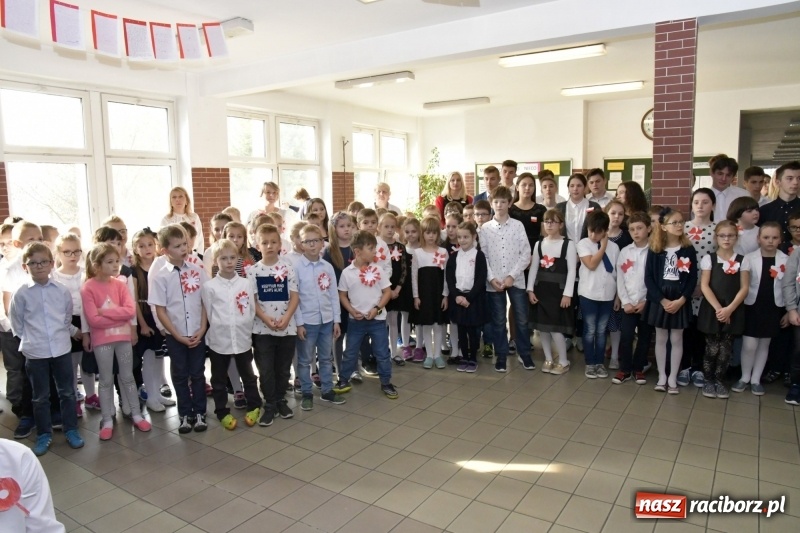 Zdjęcie w galerii na portalu naszraciborz.pl: Wolność kocham i rozumiem. O przystankach do niepodległości w Szkole Podstawowej nr 18 w Raciborzu wiadomości z regionu