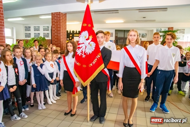 Zdjęcie w galerii na portalu naszraciborz.pl: Wolność kocham i rozumiem. O przystankach do niepodległości w Szkole Podstawowej nr 18 w Raciborzu wiadomości z regionu