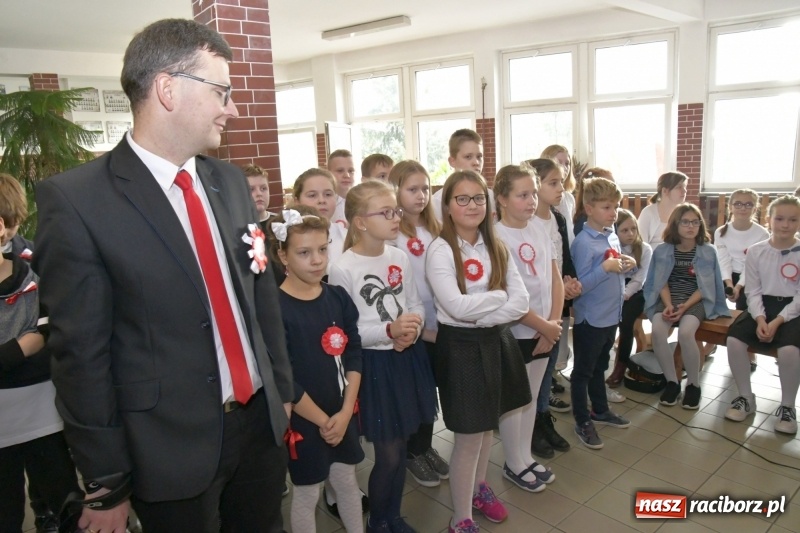 Zdjęcie w galerii na portalu naszraciborz.pl: Wolność kocham i rozumiem. O przystankach do niepodległości w Szkole Podstawowej nr 18 w Raciborzu wiadomości z regionu