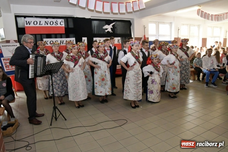 Zdjęcie w galerii na portalu naszraciborz.pl: Wolność kocham i rozumiem. O przystankach do niepodległości w Szkole Podstawowej nr 18 w Raciborzu wiadomości z regionu