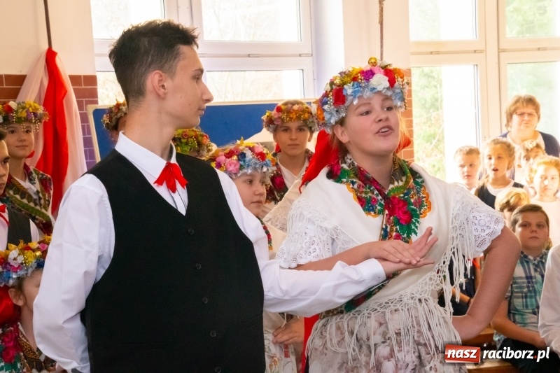 Zdjęcie w galerii na portalu naszraciborz.pl: Wolność kocham i rozumiem. O przystankach do niepodległości w Szkole Podstawowej nr 18 w Raciborzu wiadomości z regionu