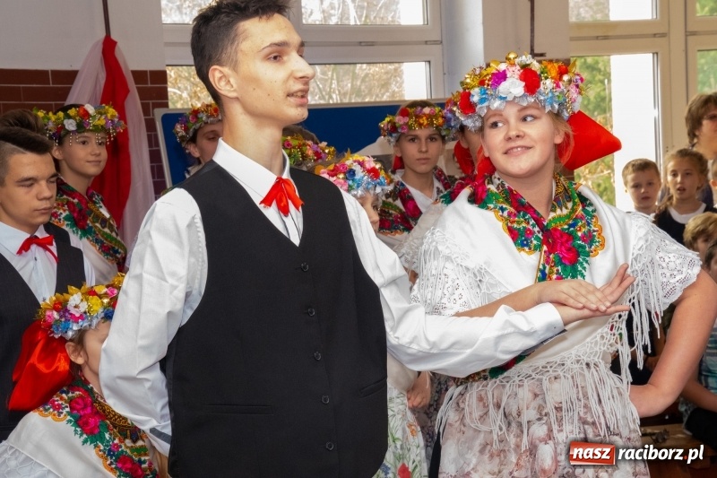 Zdjęcie w galerii na portalu naszraciborz.pl: Wolność kocham i rozumiem. O przystankach do niepodległości w Szkole Podstawowej nr 18 w Raciborzu wiadomości z regionu