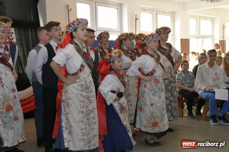 Zdjęcie w galerii na portalu naszraciborz.pl: Wolność kocham i rozumiem. O przystankach do niepodległości w Szkole Podstawowej nr 18 w Raciborzu wiadomości z regionu