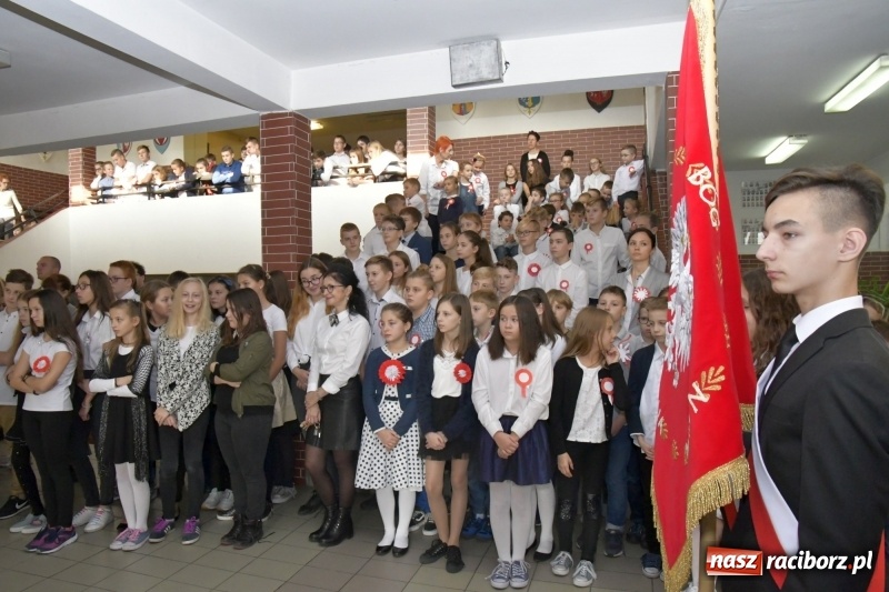 Zdjęcie w galerii na portalu naszraciborz.pl: Wolność kocham i rozumiem. O przystankach do niepodległości w Szkole Podstawowej nr 18 w Raciborzu wiadomości z regionu