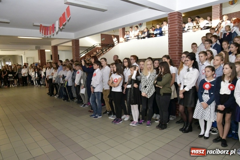 Zdjęcie w galerii na portalu naszraciborz.pl: Wolność kocham i rozumiem. O przystankach do niepodległości w Szkole Podstawowej nr 18 w Raciborzu wiadomości z regionu