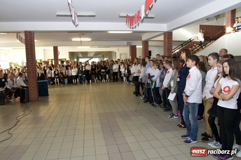 Zdjęcie w galerii na portalu naszraciborz.pl: Wolność kocham i rozumiem. O przystankach do niepodległości w Szkole Podstawowej nr 18 w Raciborzu wiadomości z regionu