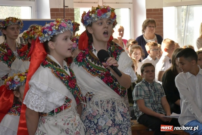 Zdjęcie w galerii na portalu naszraciborz.pl: Wolność kocham i rozumiem. O przystankach do niepodległości w Szkole Podstawowej nr 18 w Raciborzu wiadomości z regionu