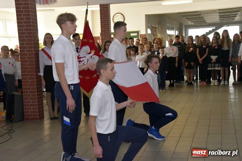Zdjęcie w galerii na portalu naszraciborz.pl: Wolność kocham i rozumiem. O przystankach do niepodległości w Szkole Podstawowej nr 18 w Raciborzu wiadomości z regionu