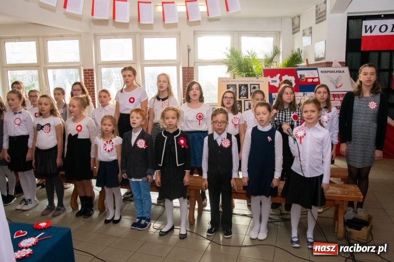 Zdjęcie w galerii na portalu naszraciborz.pl: Wolność kocham i rozumiem. O przystankach do niepodległości w Szkole Podstawowej nr 18 w Raciborzu wiadomości z regionu