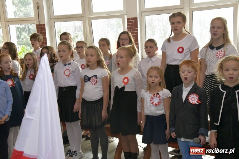 Zdjęcie w galerii na portalu naszraciborz.pl: Wolność kocham i rozumiem. O przystankach do niepodległości w Szkole Podstawowej nr 18 w Raciborzu wiadomości z regionu