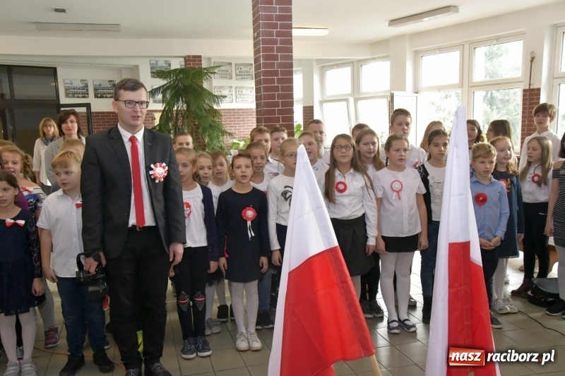 Zdjęcie w galerii na portalu naszraciborz.pl: Wolność kocham i rozumiem. O przystankach do niepodległości w Szkole Podstawowej nr 18 w Raciborzu wiadomości z regionu