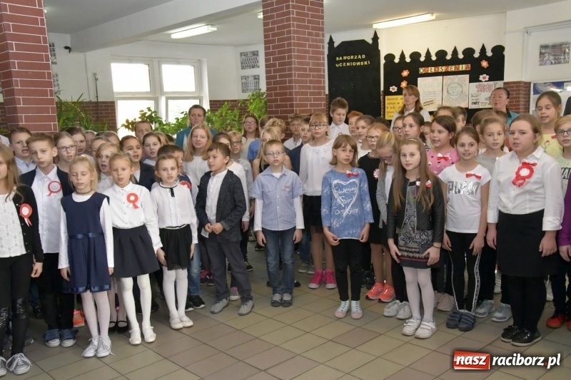 Zdjęcie w galerii na portalu naszraciborz.pl: Wolność kocham i rozumiem. O przystankach do niepodległości w Szkole Podstawowej nr 18 w Raciborzu wiadomości z regionu