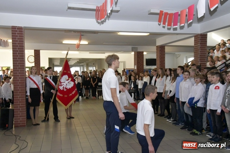 Zdjęcie w galerii na portalu naszraciborz.pl: Wolność kocham i rozumiem. O przystankach do niepodległości w Szkole Podstawowej nr 18 w Raciborzu wiadomości z regionu