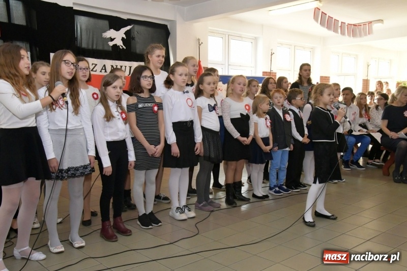 Zdjęcie w galerii na portalu naszraciborz.pl: Wolność kocham i rozumiem. O przystankach do niepodległości w Szkole Podstawowej nr 18 w Raciborzu wiadomości z regionu