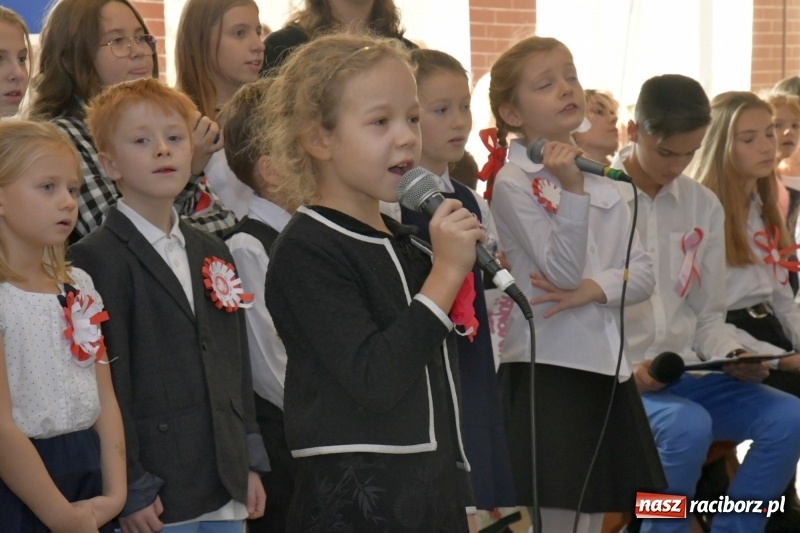 Zdjęcie w galerii na portalu naszraciborz.pl: Wolność kocham i rozumiem. O przystankach do niepodległości w Szkole Podstawowej nr 18 w Raciborzu wiadomości z regionu