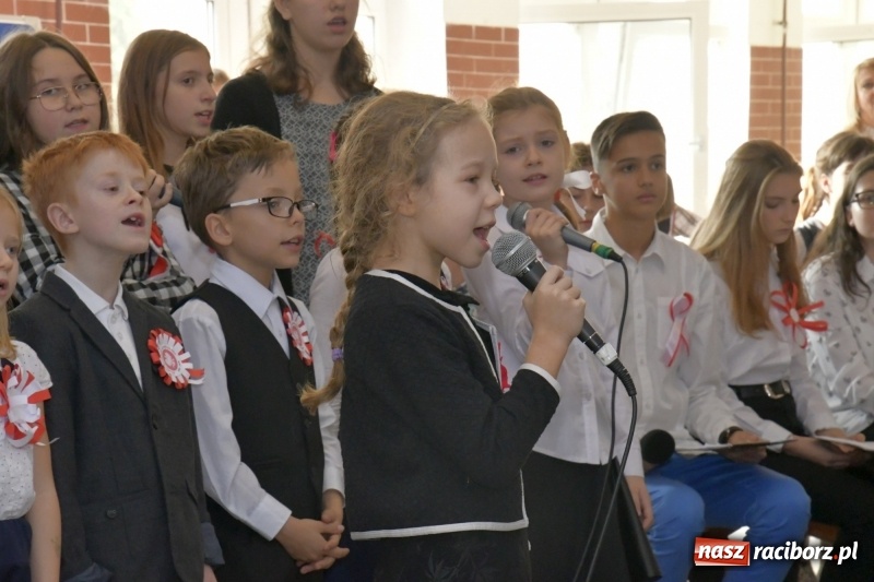 Zdjęcie w galerii na portalu naszraciborz.pl: Wolność kocham i rozumiem. O przystankach do niepodległości w Szkole Podstawowej nr 18 w Raciborzu wiadomości z regionu