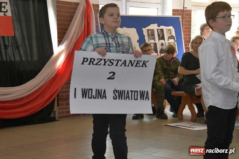 Zdjęcie w galerii na portalu naszraciborz.pl: Wolność kocham i rozumiem. O przystankach do niepodległości w Szkole Podstawowej nr 18 w Raciborzu wiadomości z regionu