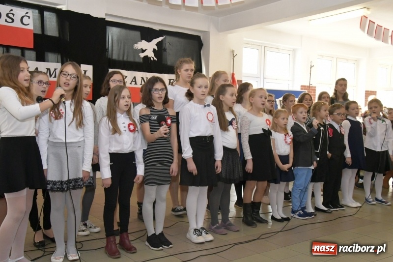 Zdjęcie w galerii na portalu naszraciborz.pl: Wolność kocham i rozumiem. O przystankach do niepodległości w Szkole Podstawowej nr 18 w Raciborzu wiadomości z regionu