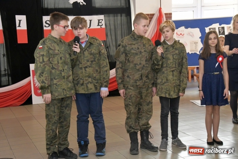 Zdjęcie w galerii na portalu naszraciborz.pl: Wolność kocham i rozumiem. O przystankach do niepodległości w Szkole Podstawowej nr 18 w Raciborzu wiadomości z regionu