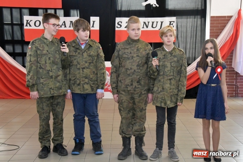 Zdjęcie w galerii na portalu naszraciborz.pl: Wolność kocham i rozumiem. O przystankach do niepodległości w Szkole Podstawowej nr 18 w Raciborzu wiadomości z regionu