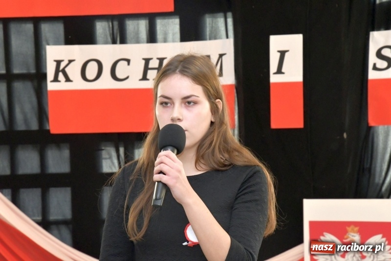 Zdjęcie w galerii na portalu naszraciborz.pl: Wolność kocham i rozumiem. O przystankach do niepodległości w Szkole Podstawowej nr 18 w Raciborzu wiadomości z regionu