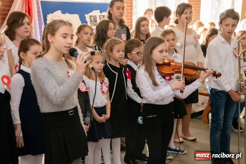Zdjęcie w galerii na portalu naszraciborz.pl: Wolność kocham i rozumiem. O przystankach do niepodległości w Szkole Podstawowej nr 18 w Raciborzu wiadomości z regionu