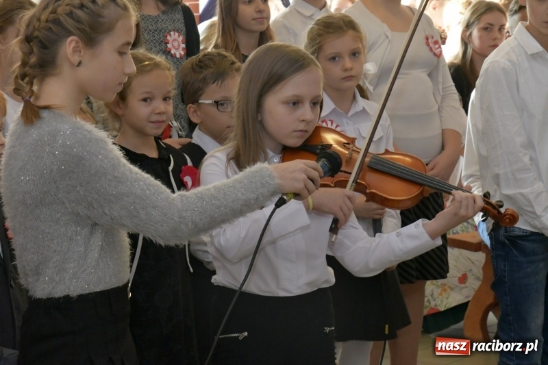 Zdjęcie w galerii na portalu naszraciborz.pl: Wolność kocham i rozumiem. O przystankach do niepodległości w Szkole Podstawowej nr 18 w Raciborzu wiadomości z regionu
