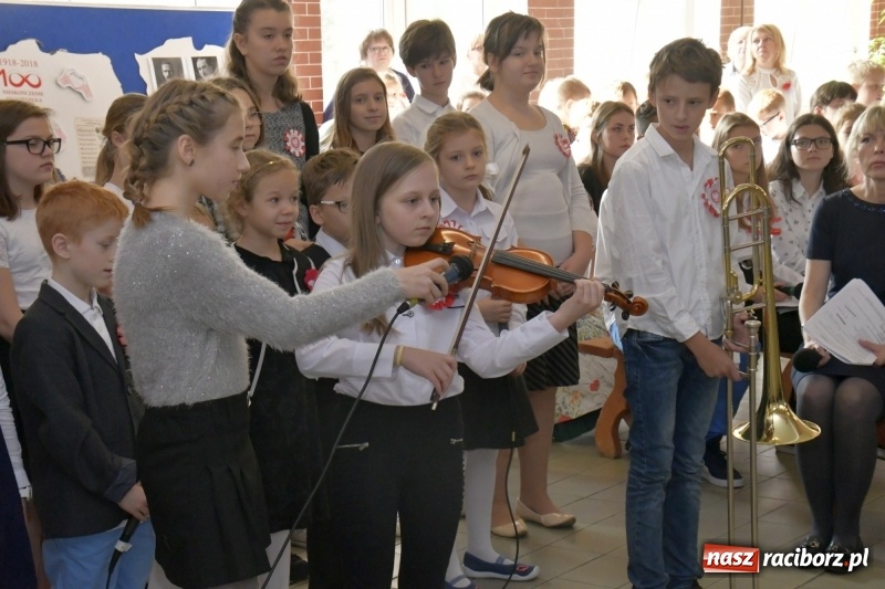 Zdjęcie w galerii na portalu naszraciborz.pl: Wolność kocham i rozumiem. O przystankach do niepodległości w Szkole Podstawowej nr 18 w Raciborzu wiadomości z regionu