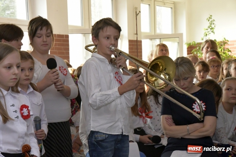 Zdjęcie w galerii na portalu naszraciborz.pl: Wolność kocham i rozumiem. O przystankach do niepodległości w Szkole Podstawowej nr 18 w Raciborzu wiadomości z regionu