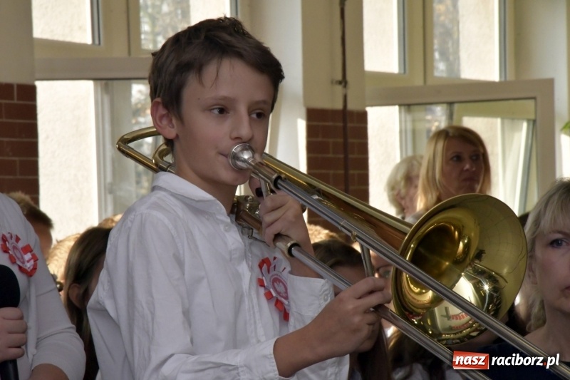 Zdjęcie w galerii na portalu naszraciborz.pl: Wolność kocham i rozumiem. O przystankach do niepodległości w Szkole Podstawowej nr 18 w Raciborzu wiadomości z regionu