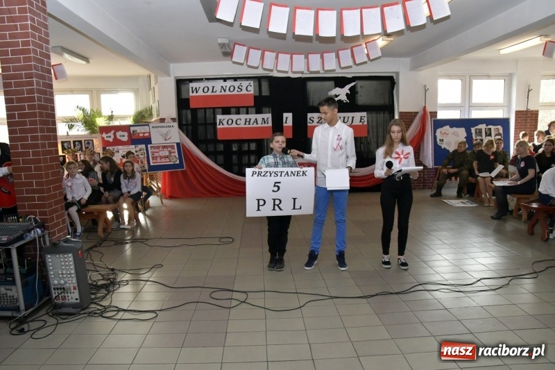 Zdjęcie w galerii na portalu naszraciborz.pl: Wolność kocham i rozumiem. O przystankach do niepodległości w Szkole Podstawowej nr 18 w Raciborzu wiadomości z regionu
